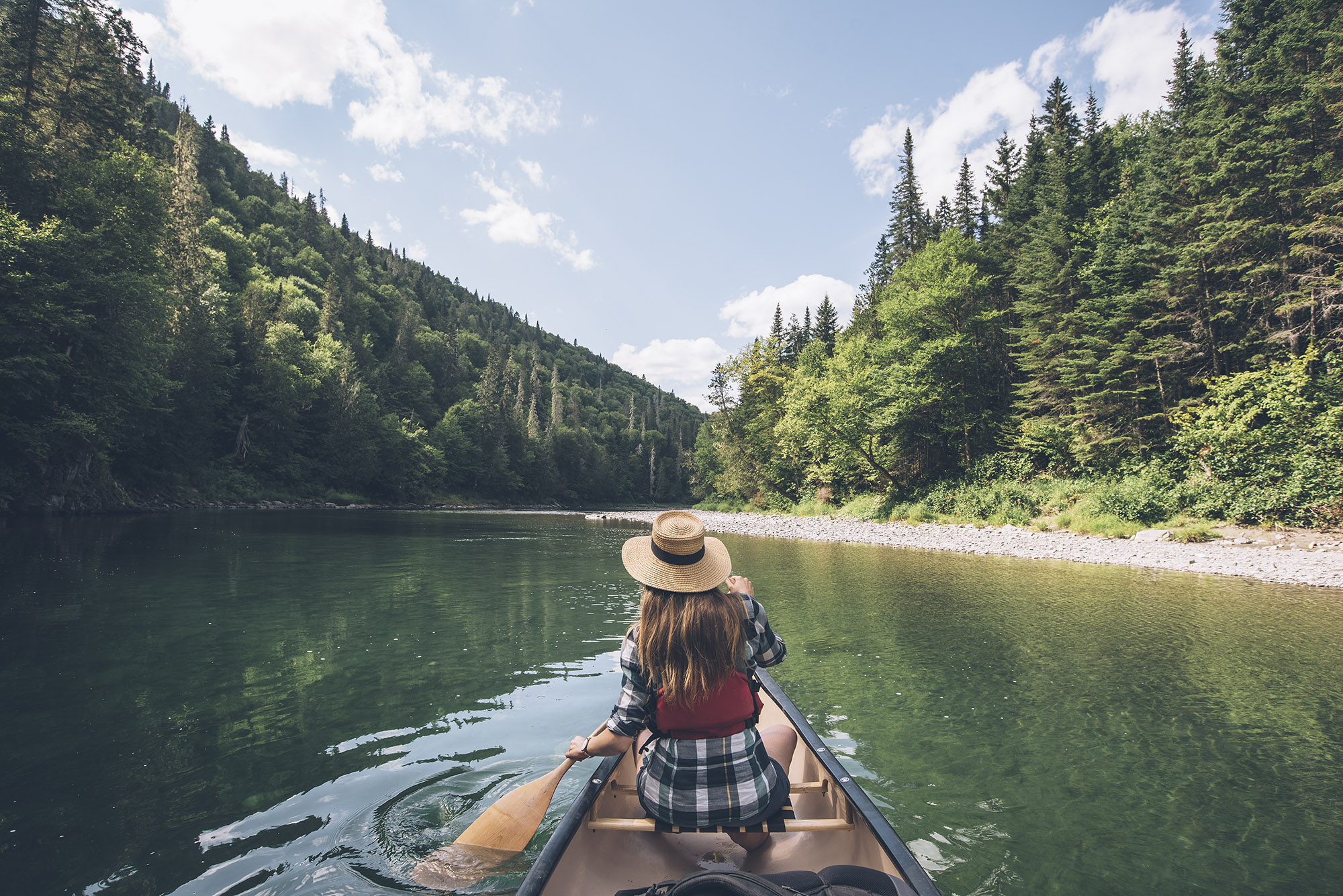 La rivière Restigouche, reconnue pour sa pêche aux saumons. - Tourisme Nouveau-Brunswick