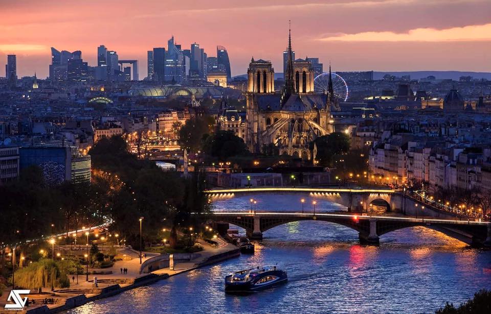 Photo du Paris remontant la Seine au crépuscule - Photo Facebook Anthony Gelot