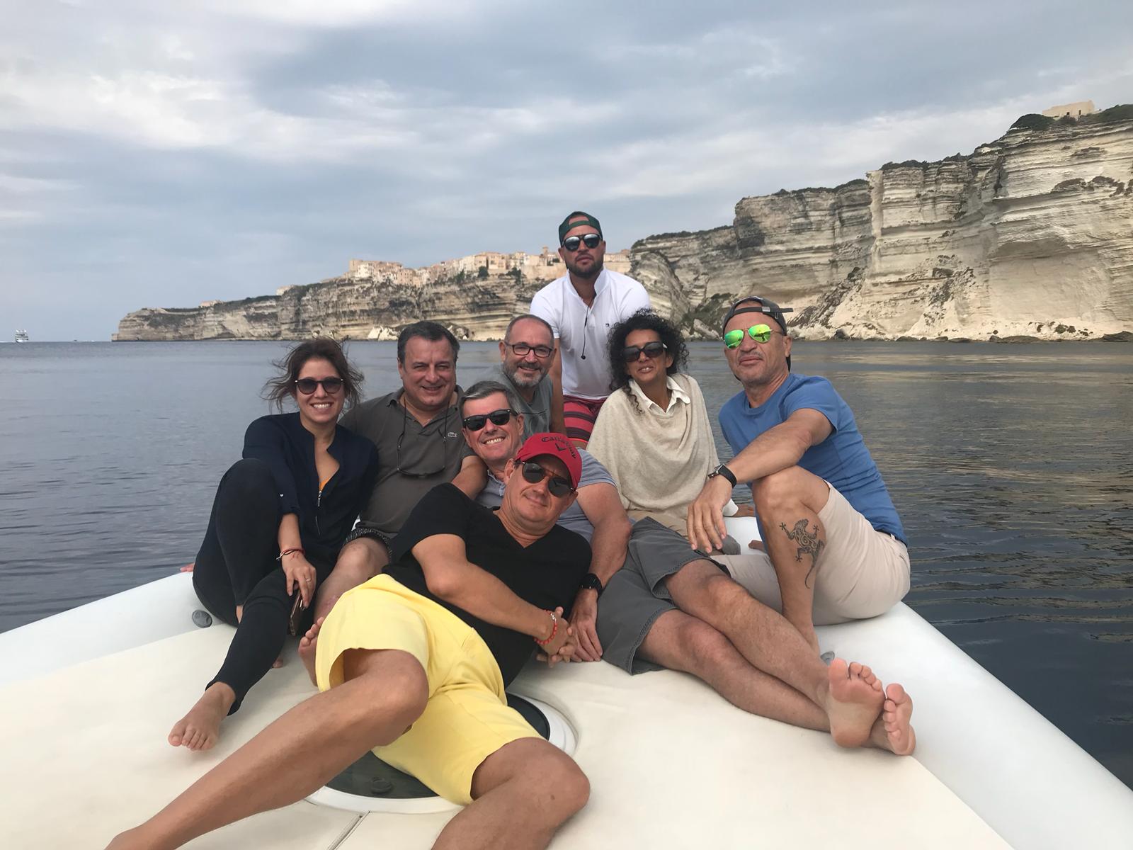 Une partie du groupe et les organisateurs face aux falaises de Bonifacio - Crédit photo VPDT