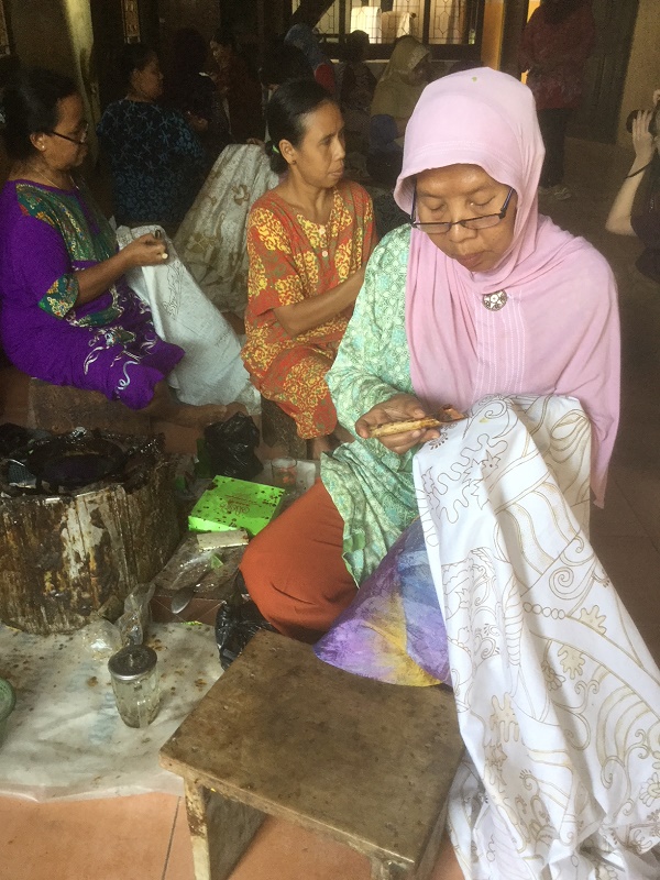 Confection de Batik dans un atelier artisanal - DR : J.-P. C.