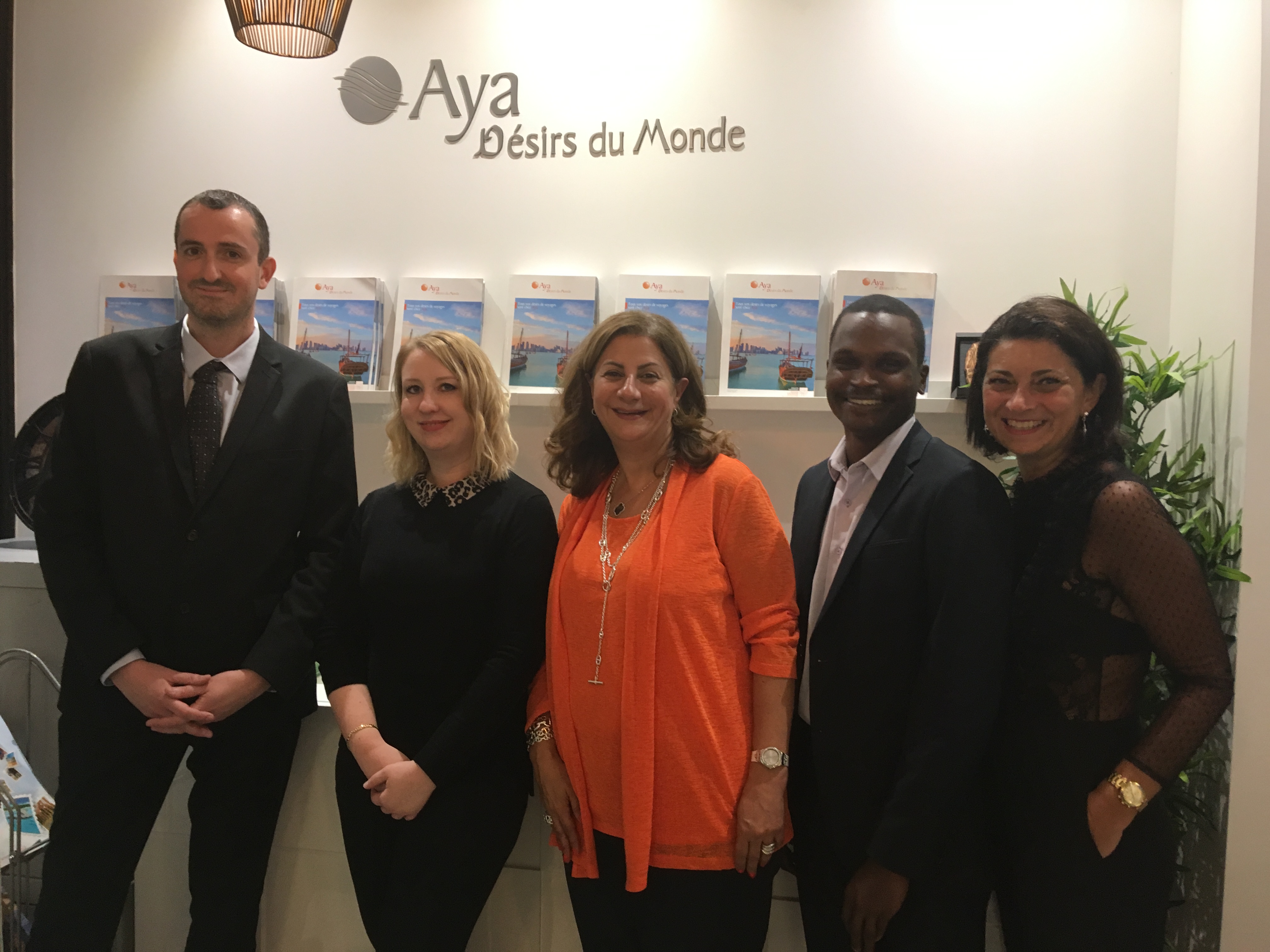 L'équipe de l'agence Aya Désirs du Monde rue Mathurins dans le 8e arrondissement de Paris. Au centre, Adeline Kurban-Fiani, directrice générale d'Aya - DR : CL