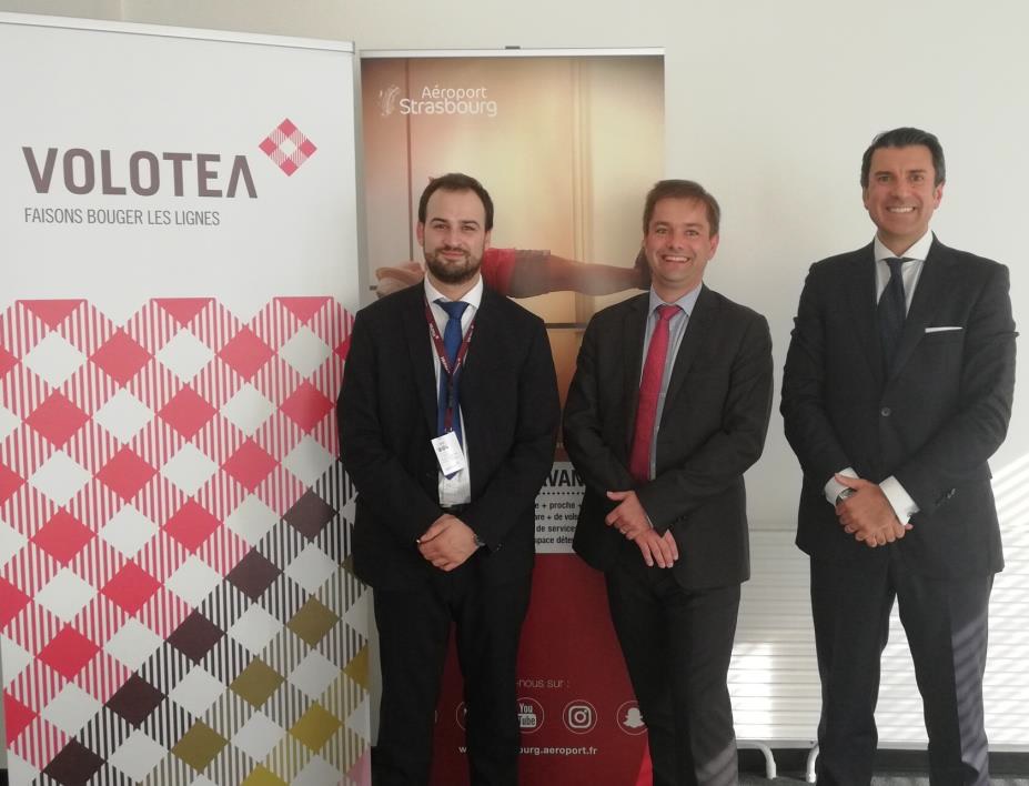 De gauche à droite : Dimitri Sindres - Business Development Manager chez Volotea, Thomas Dubus - Président du Directoire de l’aéroport de Strasbourg-Entzheim et Pierfrancesco Carino - Directeur des ventes chez Volotea - DR