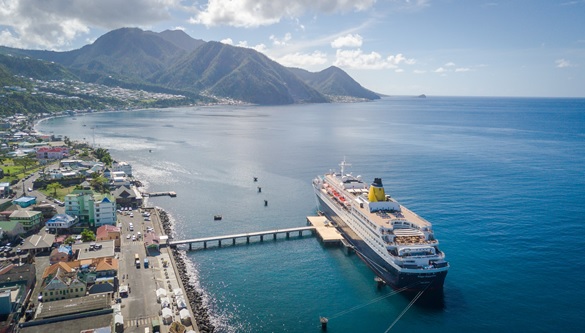 Le MV Celebrity Summit, navire de Celebrity Cruises a fait escale au port de Roseau laçant la saison des croisières sur l'île de la Dominique - DR Discover Dominica