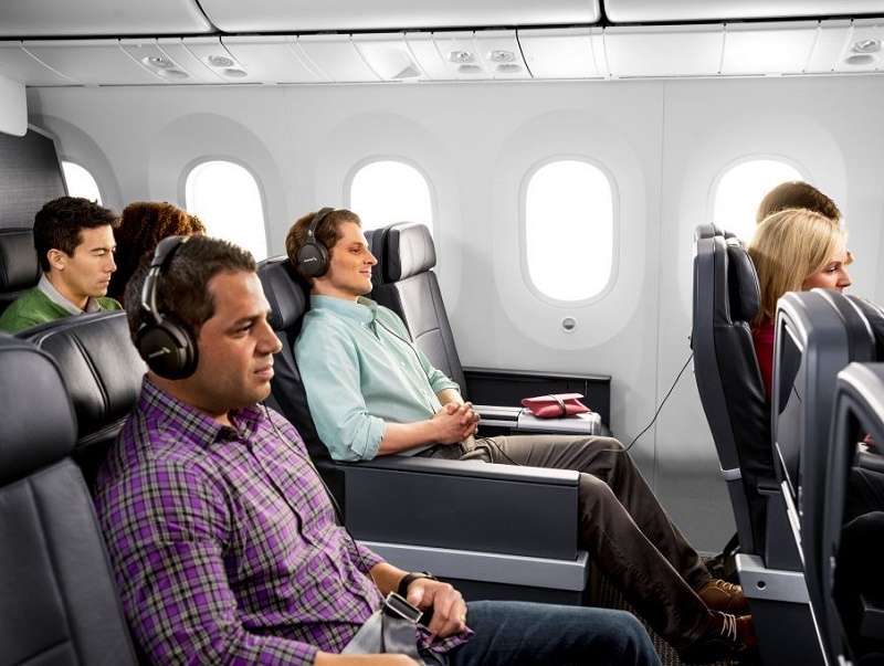 Les sièges en cuir de la classe Premium Economy sont espacés de 96 cm et équipés d'un repose-pieds et d'un système de divertissement à la demande personnalisé sur grand écran tactile - DR : American Airlines