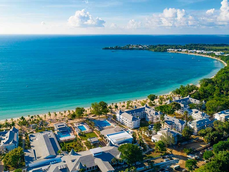 L’hôtel possède également trois grandes piscines extérieures, dont une avec bar aquatique - DR : RIU Hotels