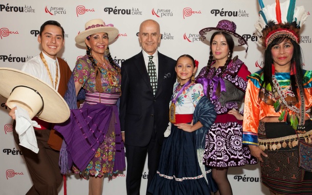 S.E. Monsieur l’Ambassadeur du Pérou en France Álvaro de Soto entouré de danseurs - DR
