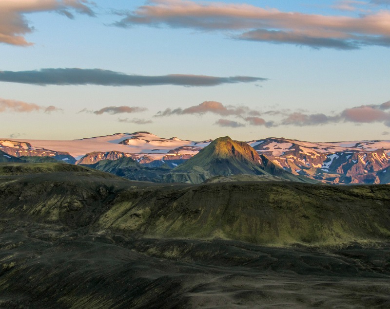 Paysage volcanique avec terrain de glaciers Eyjafjallajökull et Myrdalsjokull sous ciel coucher de soleil dans la nuit estivale - Photo DepositPhotos.com j.sahmanova@gmail.com