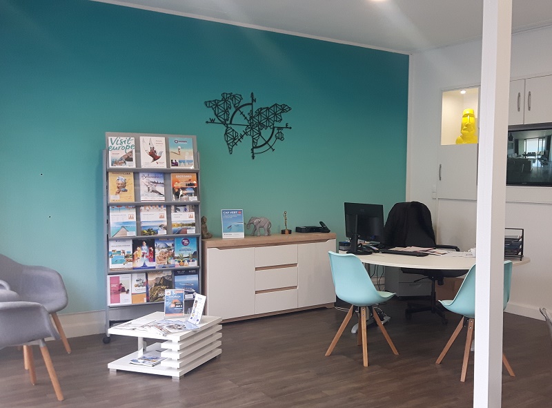 Véronique Dubois a choisi pour l'agence un style épuré, des tons chaleureux qui évoquent et invitent au voyage, quelques objets "souvenirs de voyage" – DR : TPL Voyages Véronique Dubois a choisi pour l'agence un style épuré, des tons chaleureux qui évoquent et invitent au voyage, quelques objets "souvenirs de voyage" – DR : TPL Voyages