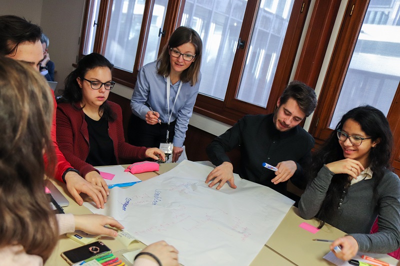 Cristina Vignali, au centre, avec un groupe de travail lors d’un séminaire organisé en novembre 2018 dans le cadre du projet FEAST - DR : USMB
