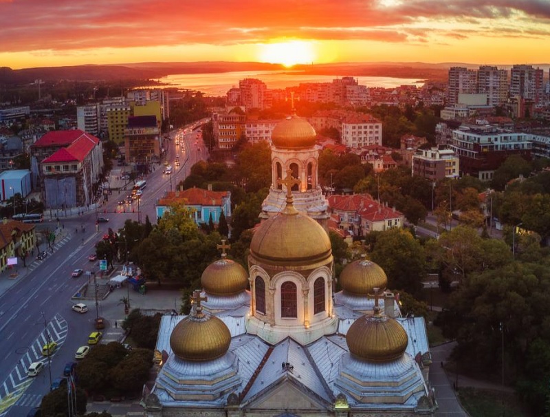 Vue aérienne de la cathédrale de l'Assomption à Varna ©123RF – Valentin Valkov