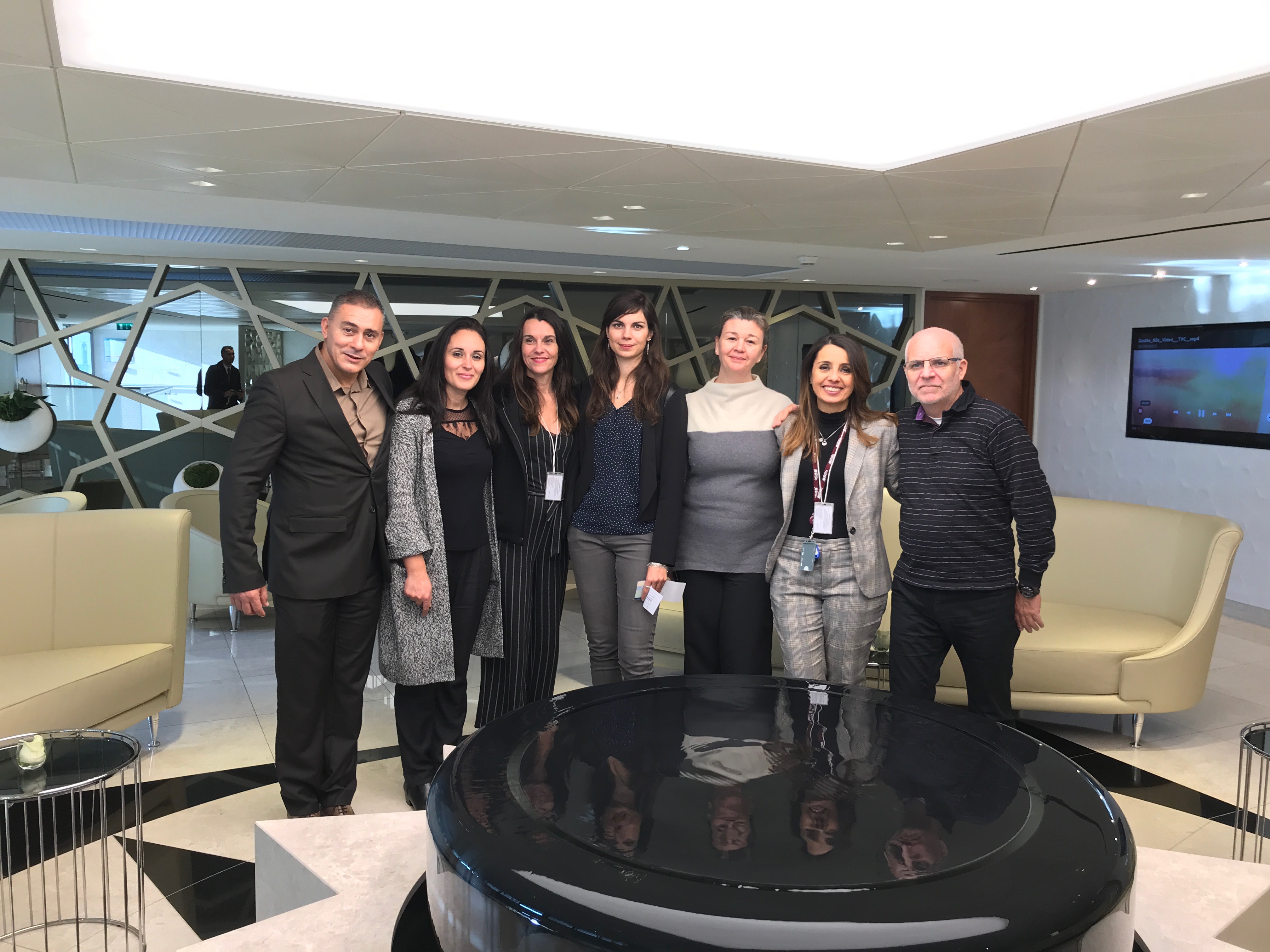 Accompagnés par Nadia Khoulalene, responsable commerciale, six agents de voyages franciliens ont découvert le lounge Qatar Airways de Roissy © PG TM