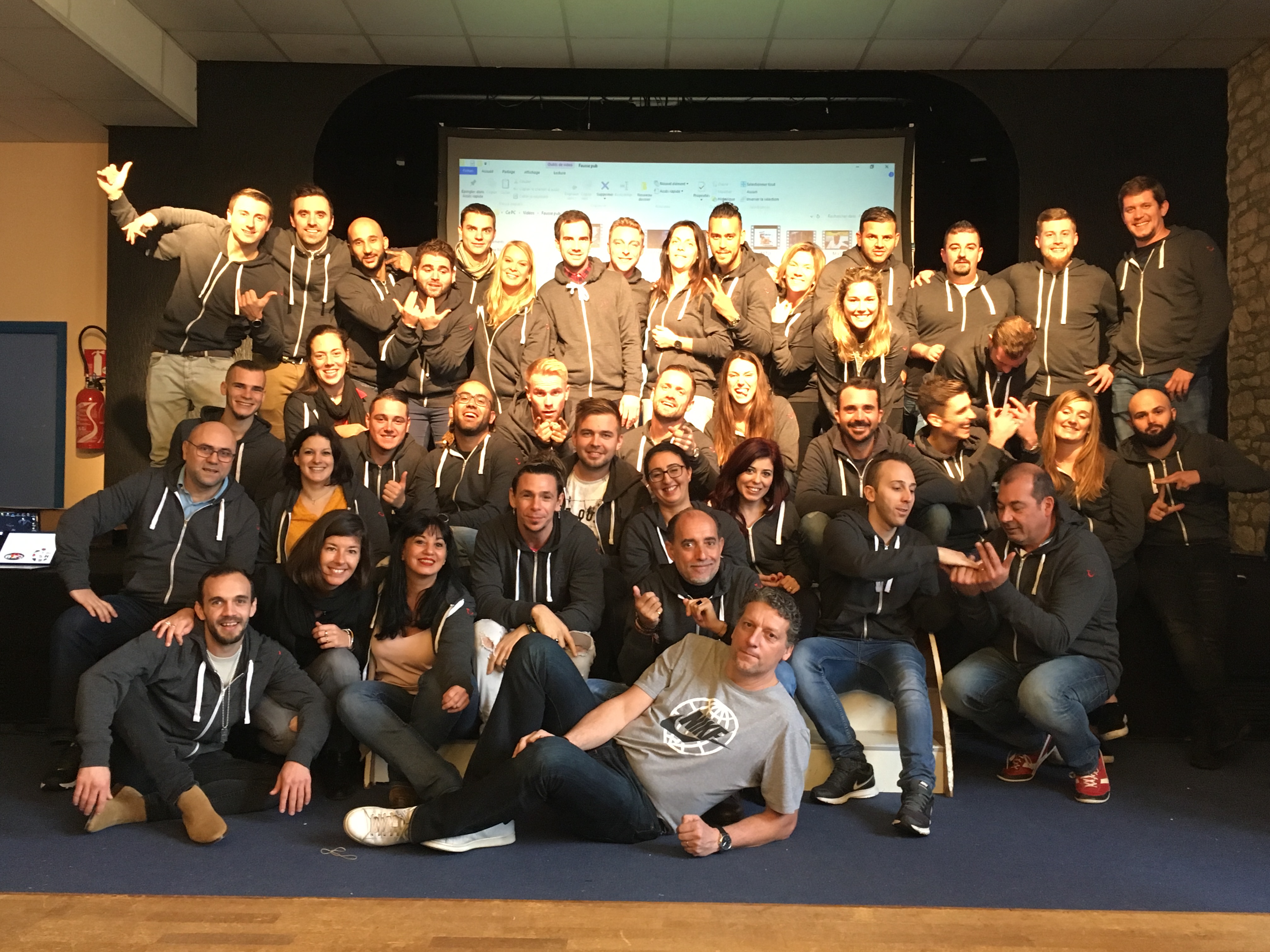 Christophe Fuss, directeur des opérations clubs Marmara et Lookéa, avec les élèves formés aux métiers de l'animation au centre partenaire, Klaxon Rouge. - DR TUI France Christophe Fuss, directeur des opérations clubs Marmara et Lookéa, avec les élèves formés aux métiers de l'animation au centre partenaire, Klaxon Rouge. - DR TUI France