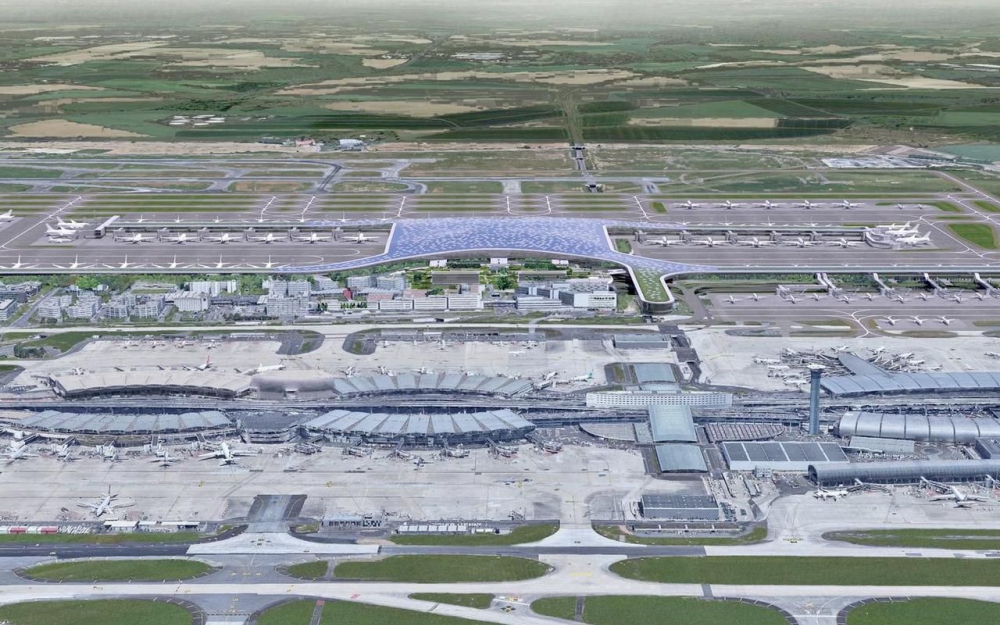 Vision d'architecte du nouveau Terminal 4 de Roissy (au second plan). Au premier plan, l'actuel terminal 2 © ADP