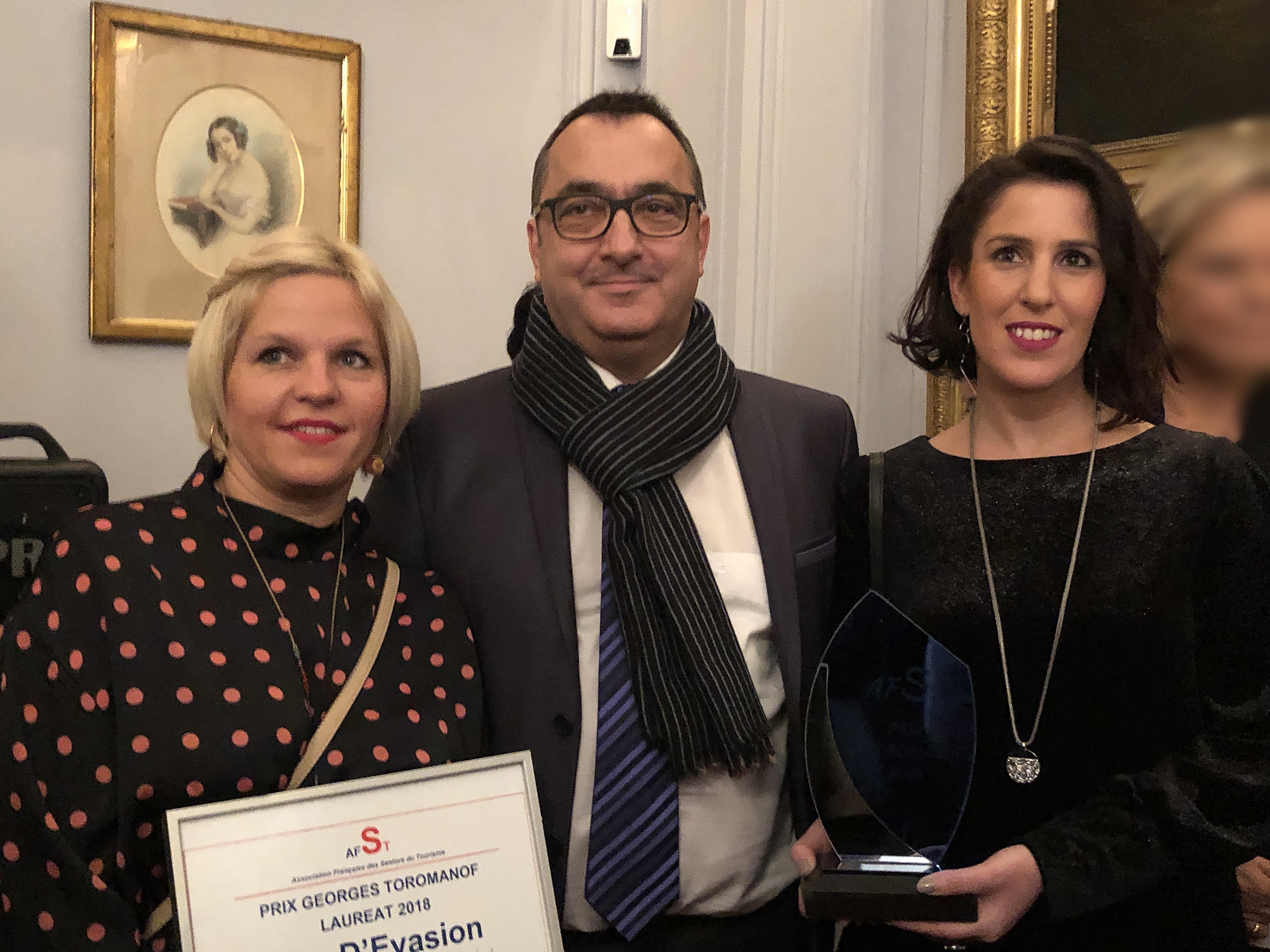 Peggy Dangelo et Eva Gonzales 'Rêv d'Evasion reçoivent des mains d'Emmanuel Toromanof, le 5e Prix de l'Association /crédit photo JDL Peggy Dangelo et Eva Gonzales 'Rêv d'Evasion reçoivent des mains d'Emmanuel Toromanof, le 5e Prix de l'Association /crédit photo JDL