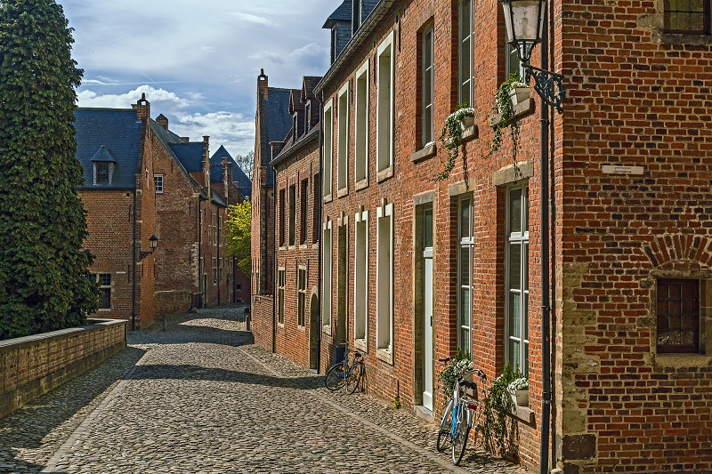 Il ne reste plus de béguines mais les 81 maisons de poupées à colombages réparties sur trois hectares entre deux bras de la Dyle - Photo Depositphotos.com borisb17