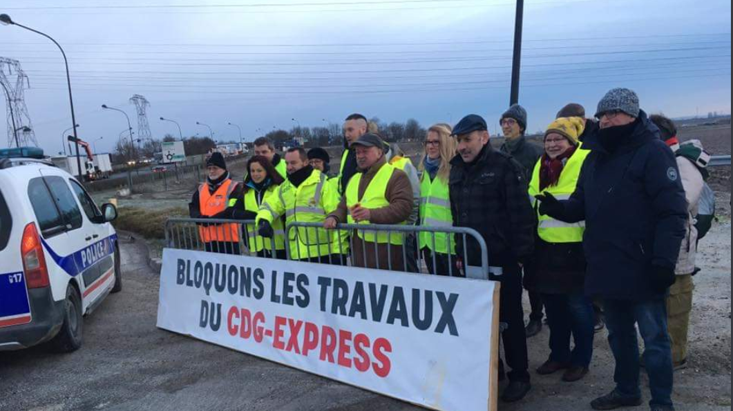 Des opposants au CDG Express bloquant le début du chantier, lundi 4 février © Twitter IDFMobilitésPCF