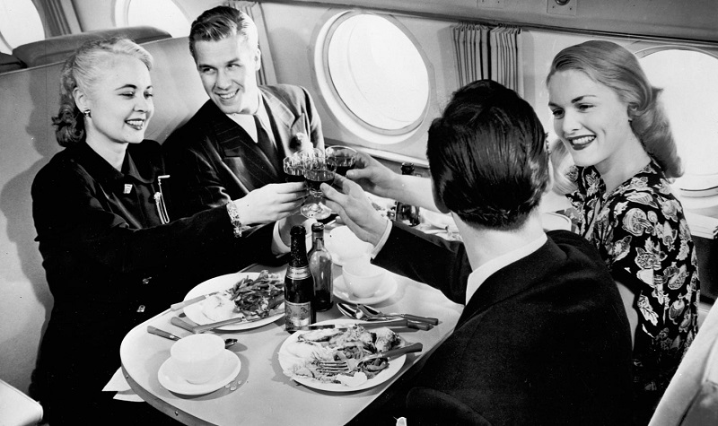 Les services de luxe d’Air France sont de plus en plus prisés par la clientèle internationale. Ici, un repas en Constellation - DR : Collection Musée Air France