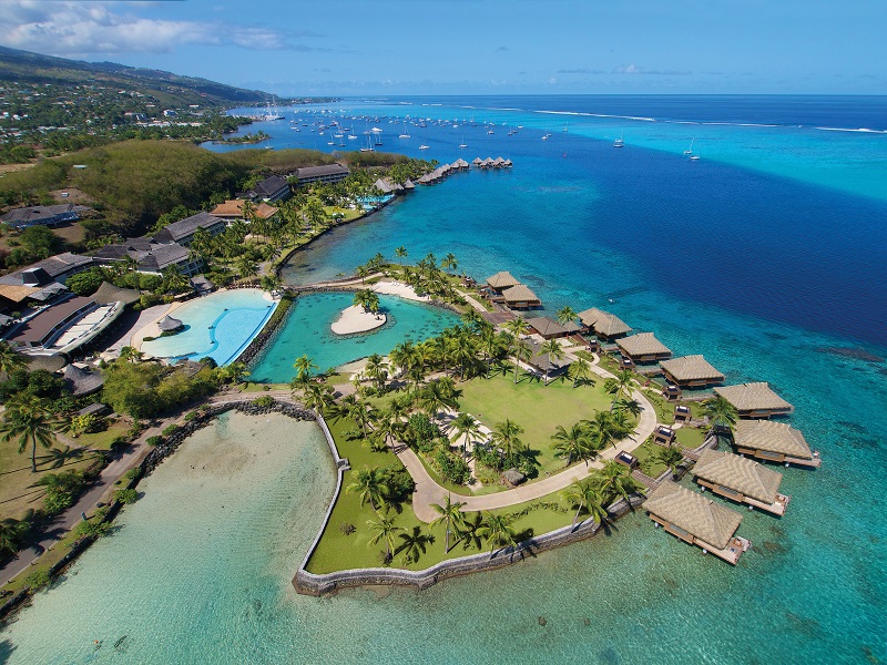 Cet hôtel dispose de 245 chambres, pieds dans le Pacifique, avec 24 bungalows bâtis au-dessus du lagon - DR : Intercontinental