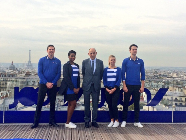 Jean-Marc Janaillac, PDG d'Air France - KLM avec les hôtesses et stewards de Joon - photo Twitter
