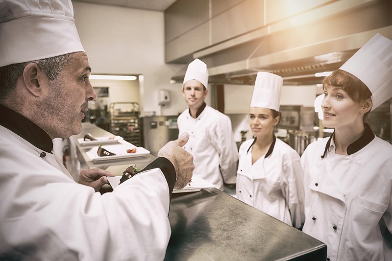 Accor, Adecco, Korian et Sodexo ont signé un accord, le 4 mars 2019, pour la création d’un CFA commun pour les métiers de la cuisine et de la restauration. – DR Depositphotos