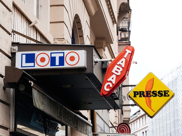 Test : la SNCF autorise les buralistes à vendre des billets - Crédit photo : Depositphotos @ifeelstock