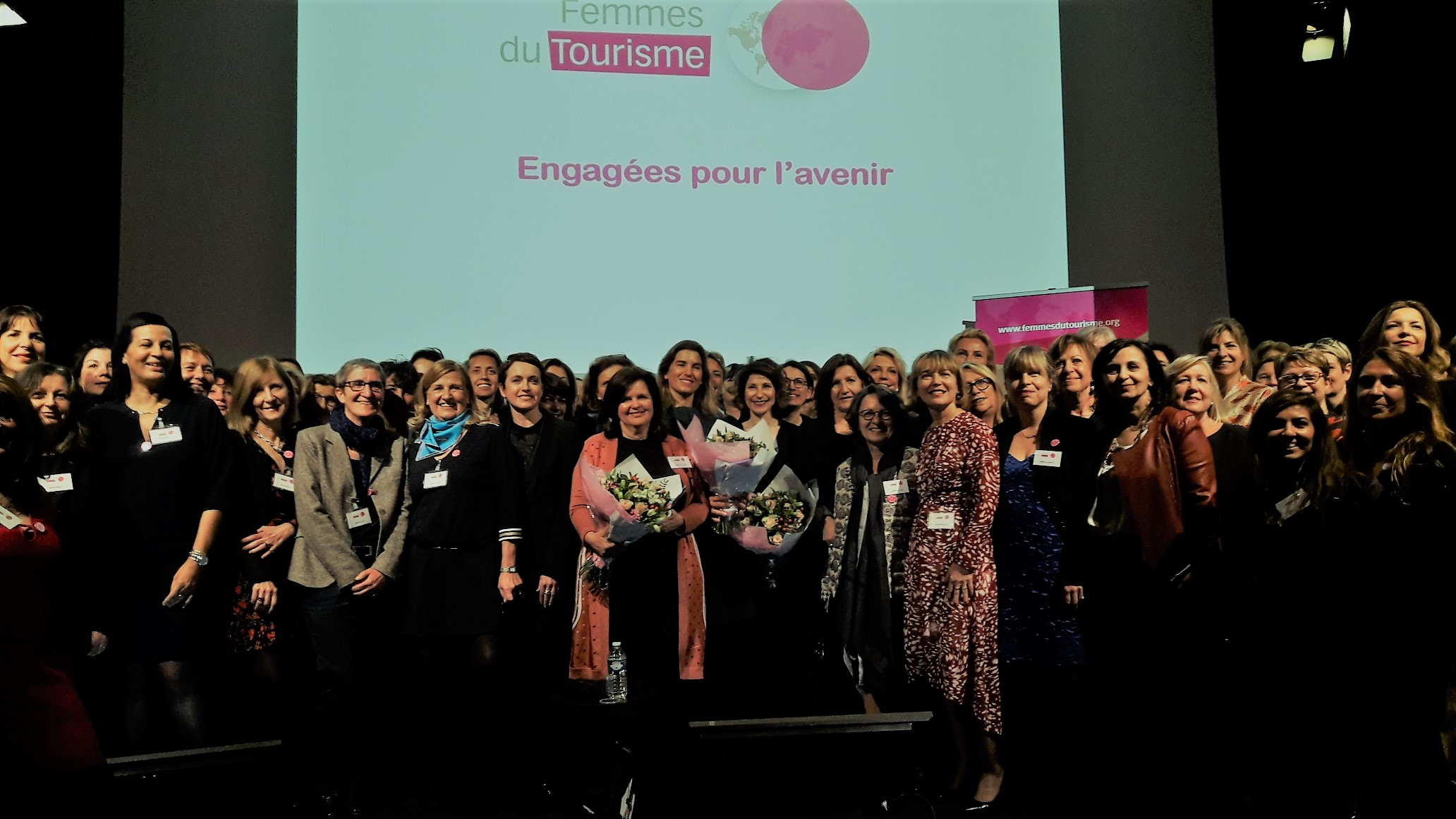 Autour des trois lauréates (avec les bouquets) on reconnait Agnès Gascoin et Christine Giraud, l'ancienne et la nouvelle présidentes ainsi qu'une partie des membres de l'association Femmes du Tourisme.MS.