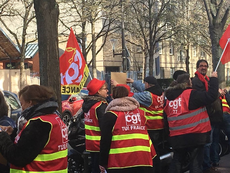 Les salariés mobilisés devant le siège - DR