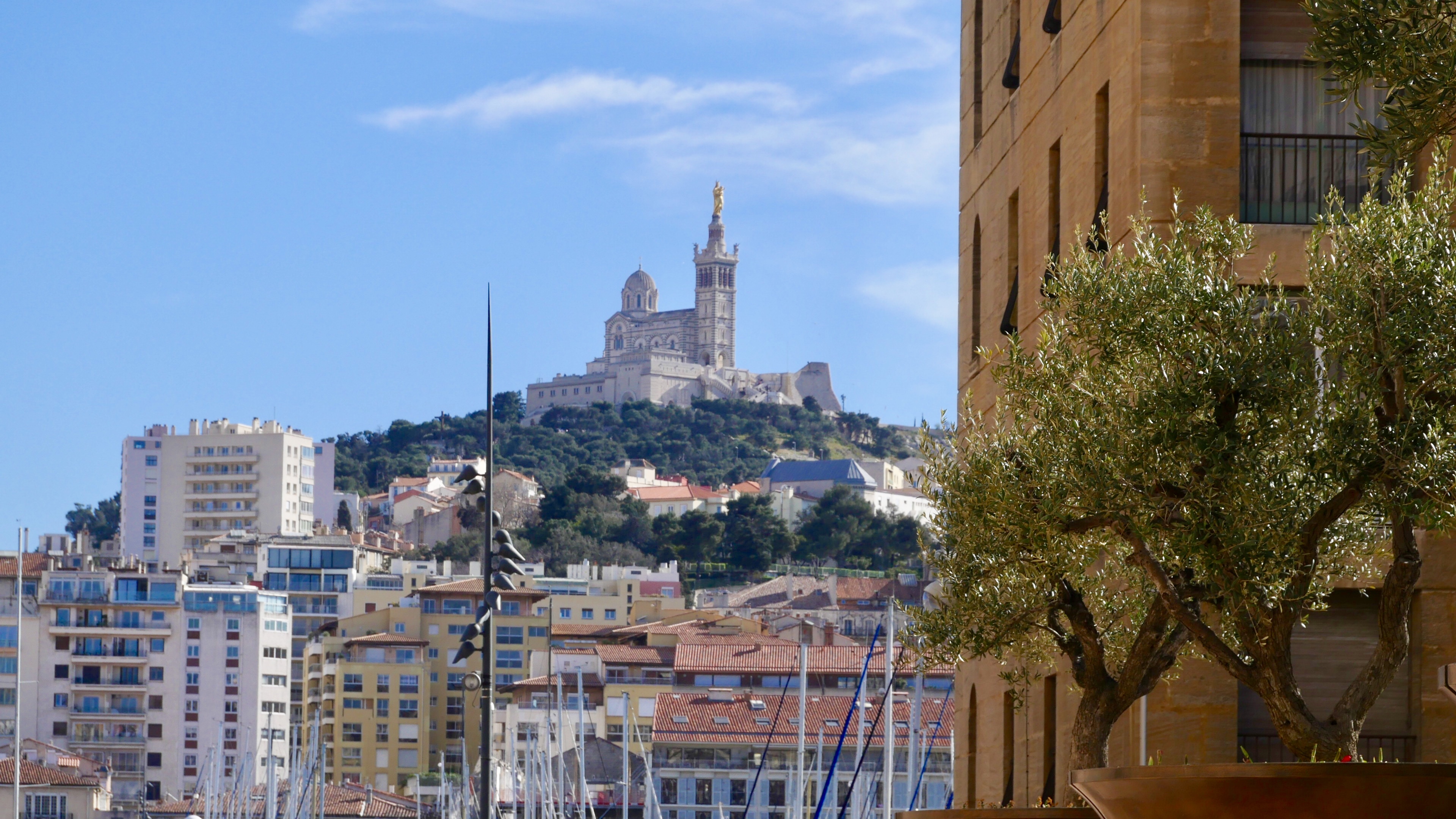 Les participants ont été accueillis devant l'Hôtel de Ville sur le Vieux-Port de Marseille © LM