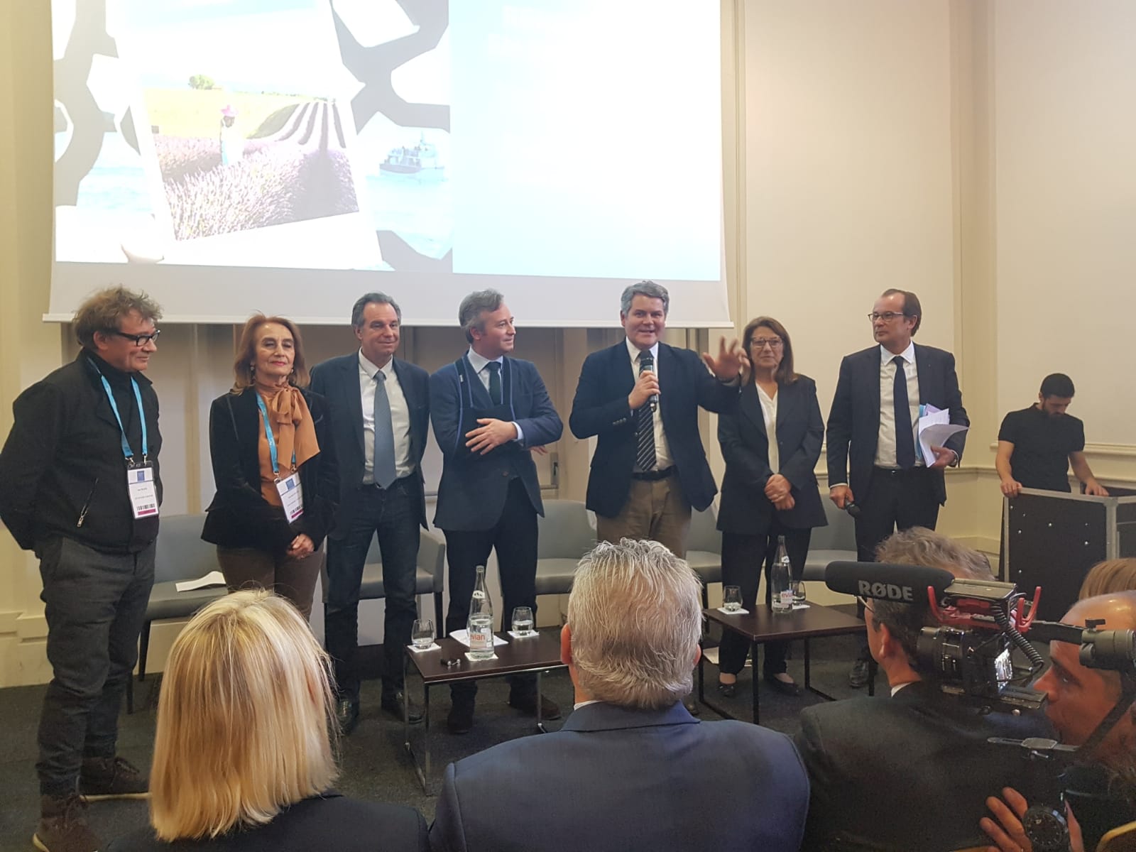 Franck Louvrier (au centre), conseiller régional en charge du tourisme et président du CRT des Pays de la Loire, avec Jean Blaise (à gauche), directeur du Voyage à Nantes, se félicite de la tenue du salon à Nantes en 2020 - DR : A.B.