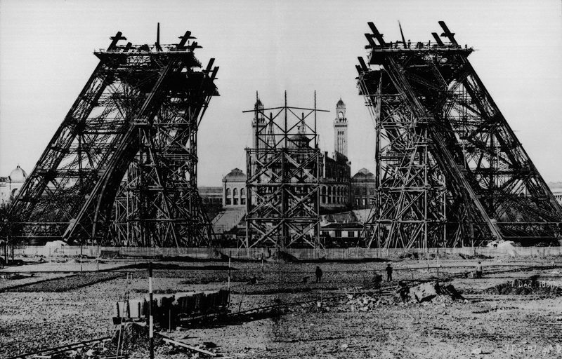 Le chantier s'ouvre le 28 janvier 1887.   Des entonnoirs sont creusés dans le Champ-de-Mars pour recevoir les maçonneries des piliers. Le terrain est asséché et les 4 fameux vérins hydrauliques sont alors placés - DR : Tour Eiffel