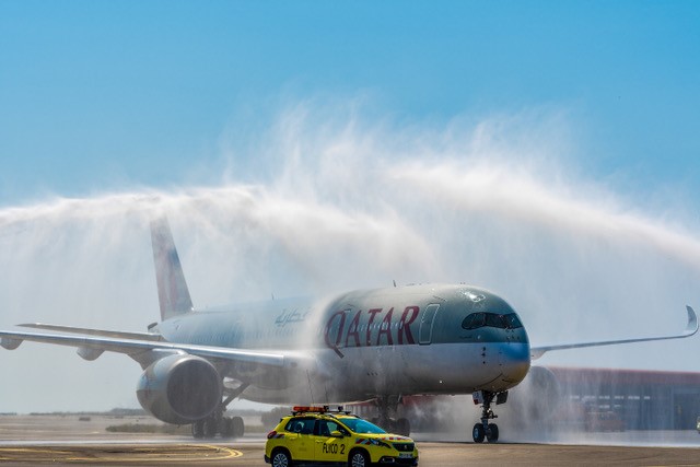 Le water salute pour l'A350-900 de Qatar Airways - DR Qatar