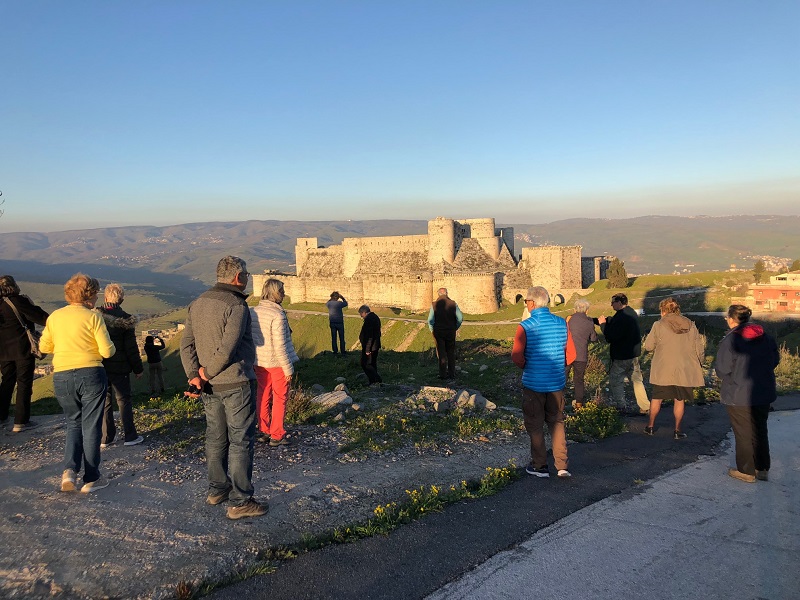 Le groupe face au Krak des Chevaliers - DR : Odeia