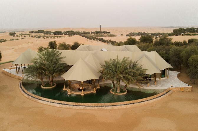A mi-chemin entre Abu Dhabi et Al Ain, le Telal Resort dévoile sa nouvelle villa ultra-luxe en plein désert. - DR