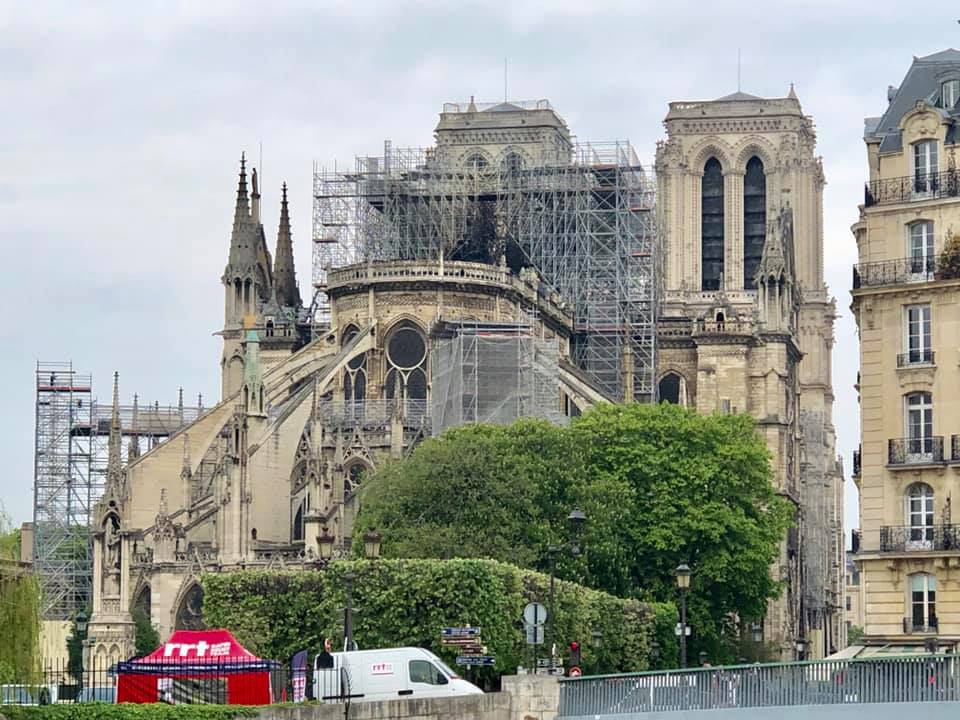 "Nous sommes tous effondrés. Pour les guides, cette cathédrale est le symbole de Paris davantage que la Tour Eiffel. Nous avons perdu ce qui faisait l'âme de la capitale, que l'on soit croyant ou pas" - Photo Clément Mousset Facebook