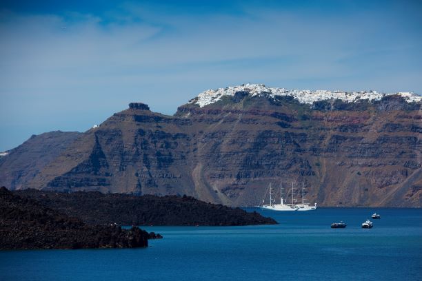 L'approche de Santorin. On reconnait l'éclat des cubes blancs des maisons insulaires. Collection Celestyal Cruises.