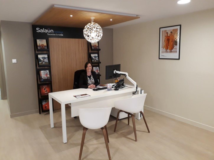 Vanessa Puisais, tout sourire, lors de cette journée d’ouverture de la nouvelle agence de Saint Pol de Léon ! - DR Vanessa Puisais, tout sourire, lors de cette journée d’ouverture de la nouvelle agence de Saint Pol de Léon ! - DR