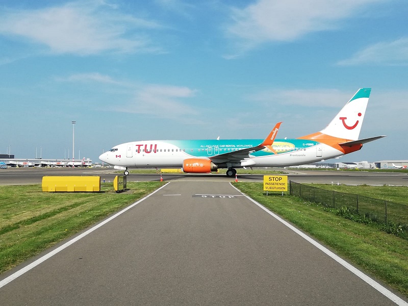 Sunny Cars et TUI apparaissent ensemble sur le fuselage de l'appareil - DR