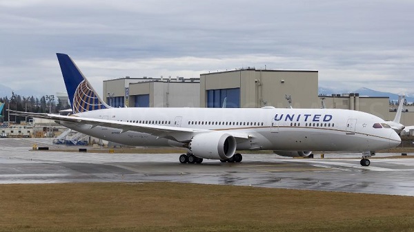 United Airlines positionne son nouveau Boeing 787-10 à Paris - Crédit photo : Boeing