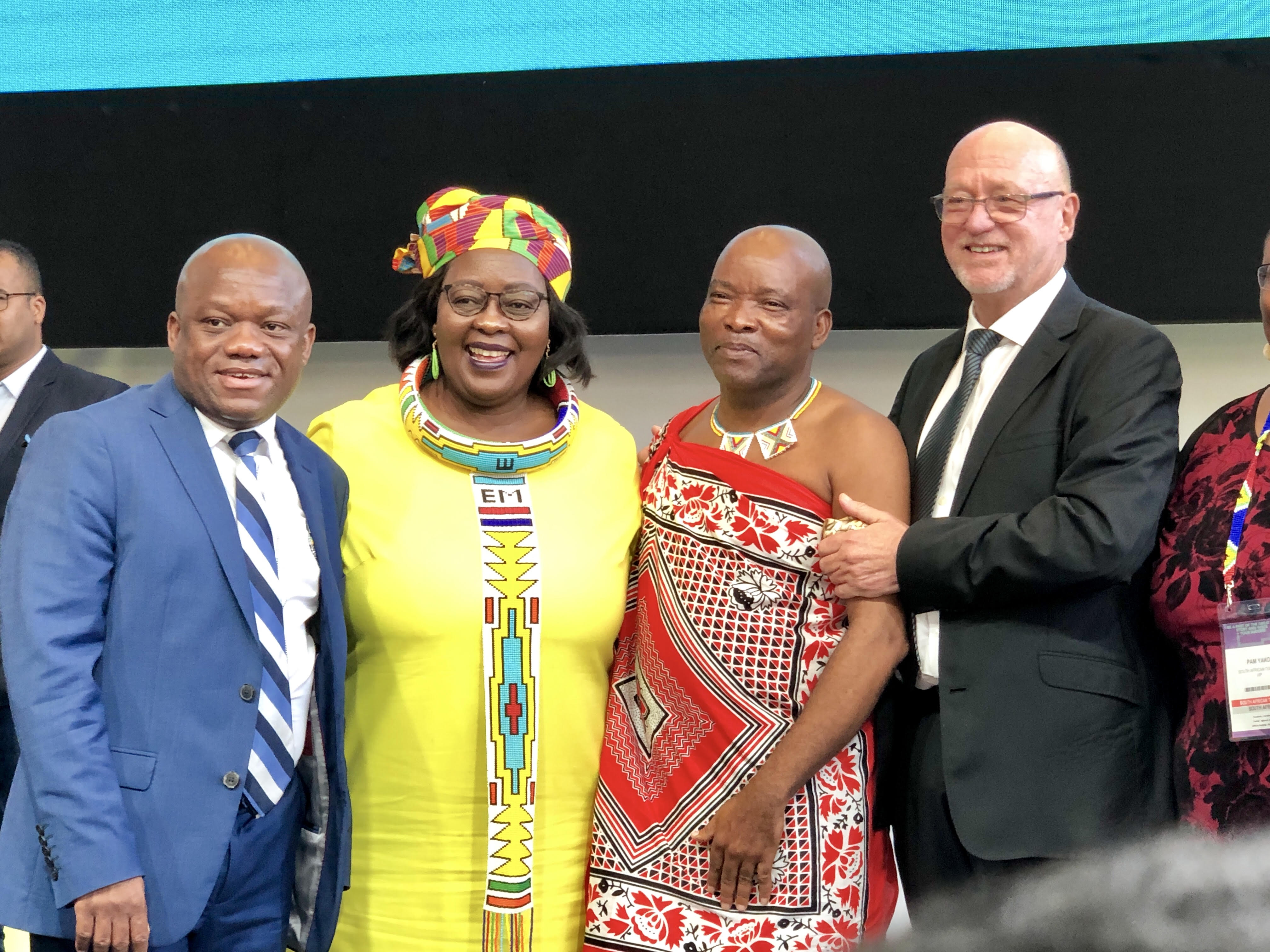 Derek Hanekom, (dte) ministre du tourisme sud-africain a donné le coup d'envoi du Salon Indaba 2019 /crédit photo JDL