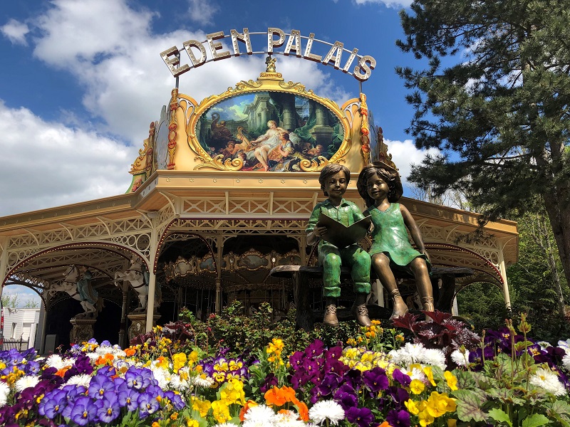 Nigloland a lancé "L'Eden Palais", en 2019. Une attraction qui met à l'honneur un carrousel en bois appartenant à la famille fondatrice du lieu depuis des générations et opère une remontée dans le temps - DR : Nigloland