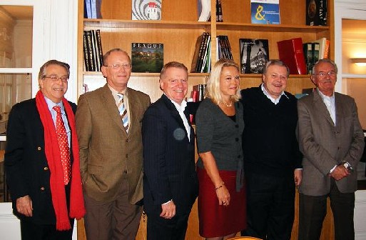 De gauche à droite, Gilbert Baladi, Dominique Vaucy, Jean-Pierre Cosmes, Karen Bossard, Michel Messager et Bernard Didelot à l'occasion du lancement de l’Association Française des Seniors du Tourisme en 2007 - MS