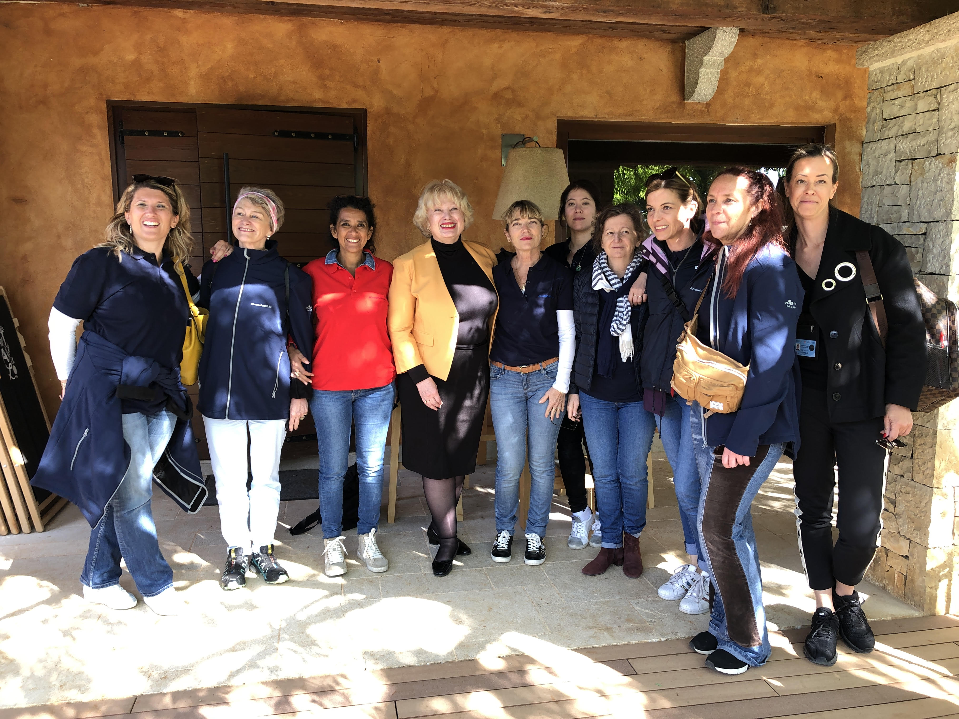 Les femmes du VPDT entourent Christine Giraud, présidente des Femmes du Tourisme, avec Alida Perkov du Business Professional Women (BPW) Coatia (en jaune) - Crédit photo JDL