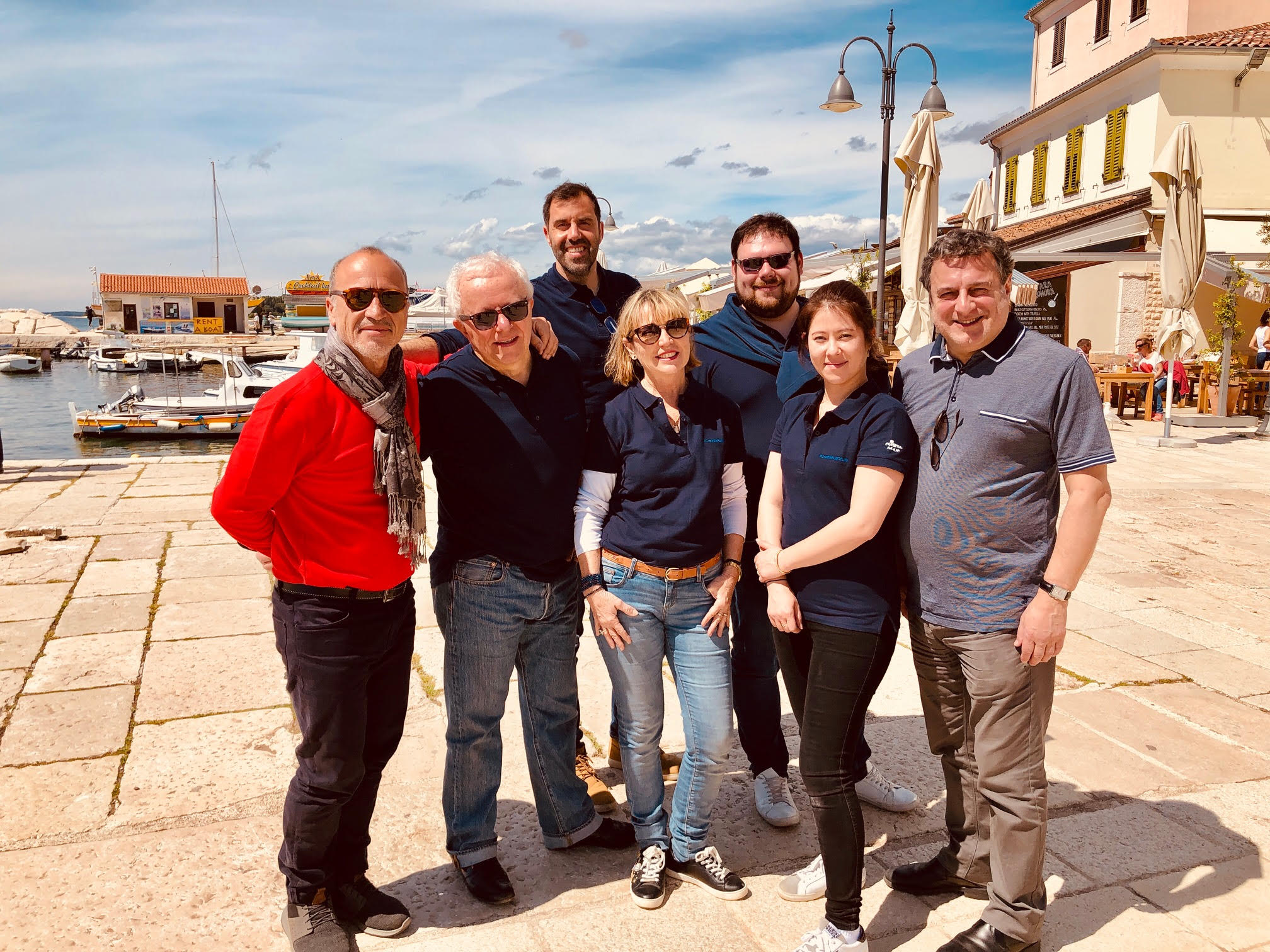 Les organisateurs et les sponsors à l'embarquement vers Rovinj - crédit photo dr