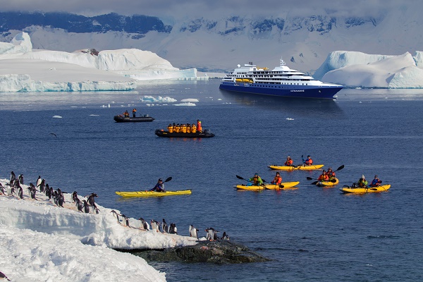 Ultramarine : le 1er navire construit par Quark Expeditions avec 2 hélicoptère - Crédit photo : Qaurk Expeditions Ultramarine : le 1er navire construit par Quark Expeditions avec 2 hélicoptère - Crédit photo : Qaurk Expeditions