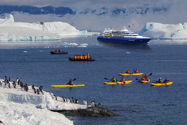 Ultramarine : le 1er navire construit par Quark Expeditions avec 2 hélicoptère - Crédit photo : Qaurk Expeditions