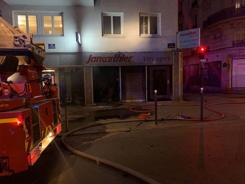 L'incendie - qui s'est déclaré vers 22h30 - n'a fait aucune victime, ni à l'intérieur de l'agence, ni dans les étages supérieurs de l'immeuble - DR : Philippe Taieb