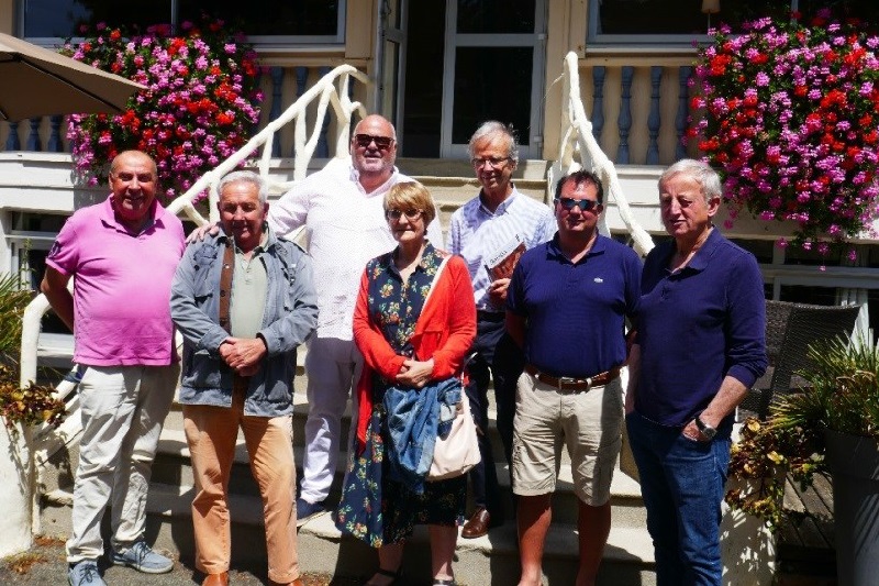 Michel Salaün et Yann Queffélec avec les lauréats - DR Michel Salaün et Yann Queffélec avec les lauréats - DR