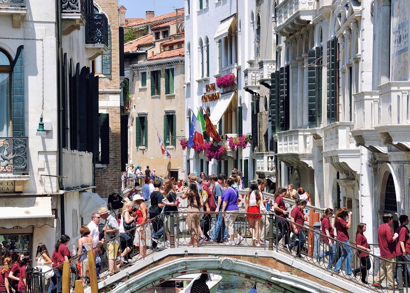 Venise, par exemple, est depuis fort longtemps sursaturée par les touristes qui errent principalement sur la place des Doges et ses abords proches - Auteur MadrugadaVerde