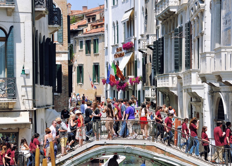 Venise, par exemple, est depuis fort longtemps sursaturée par les touristes qui errent principalement sur la place des Doges et ses abords proches - Auteur MadrugadaVerde
