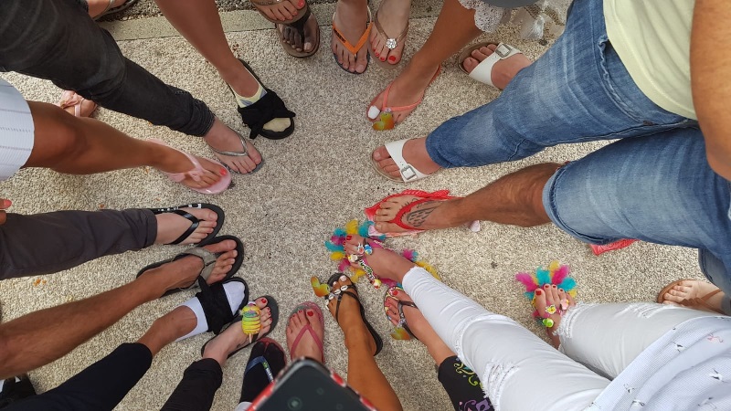 Des tongs de très haut niveau... D'après vous à qui appartiennent ces pieds ?